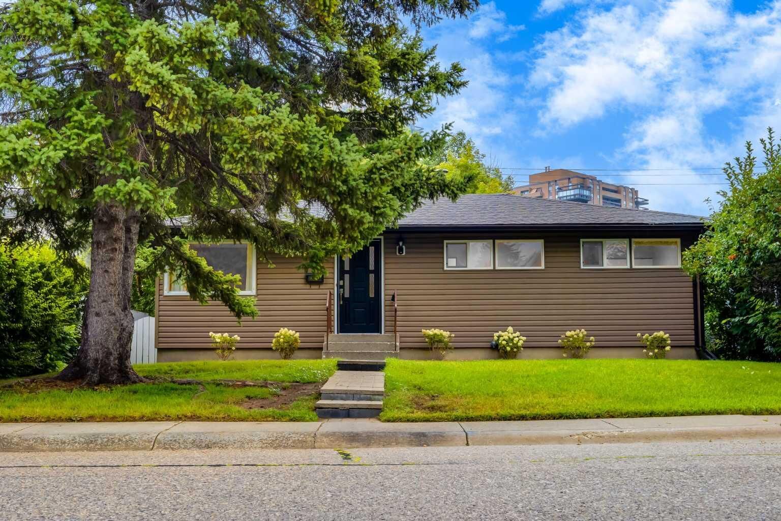 Property Photo: 30 Hutton Place SW AB T2V 3B6