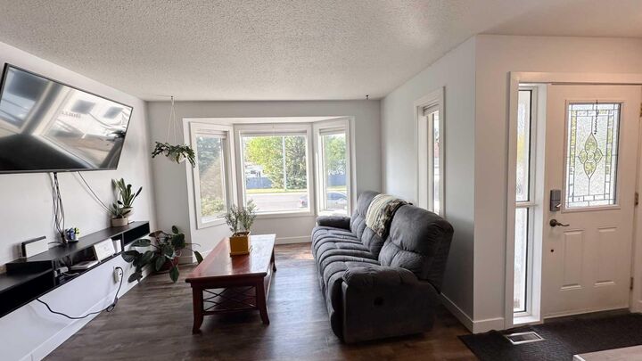 Property Photo:  405 1 Avenue NW  AB T0M 1X0 