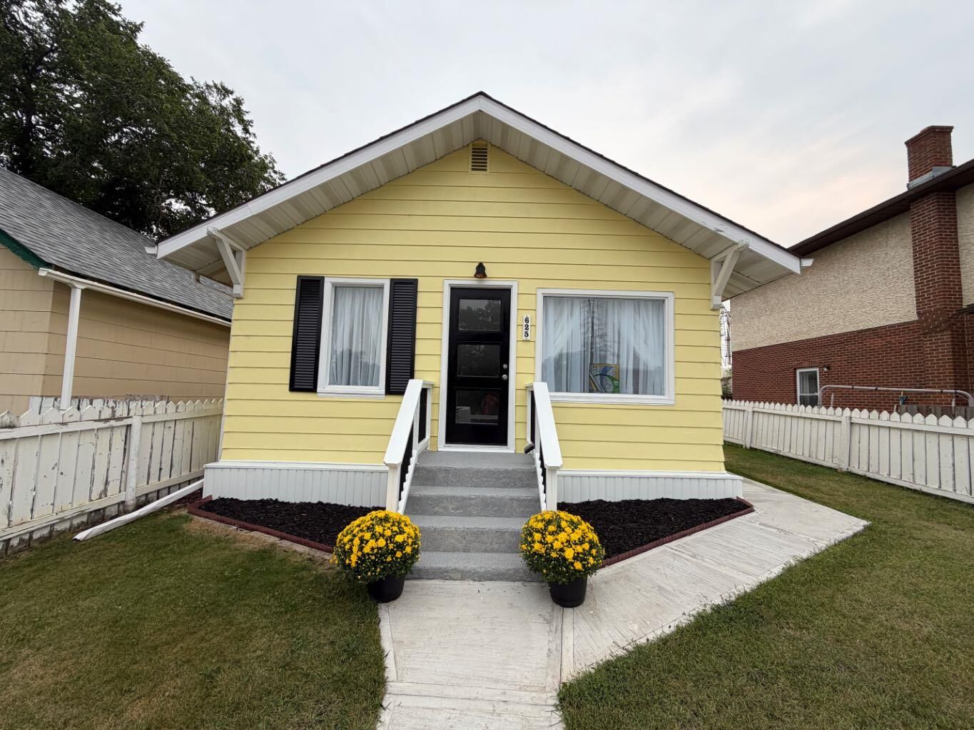 Property Photo:  625 3 Avenue W  AB T0J 0Y3 
