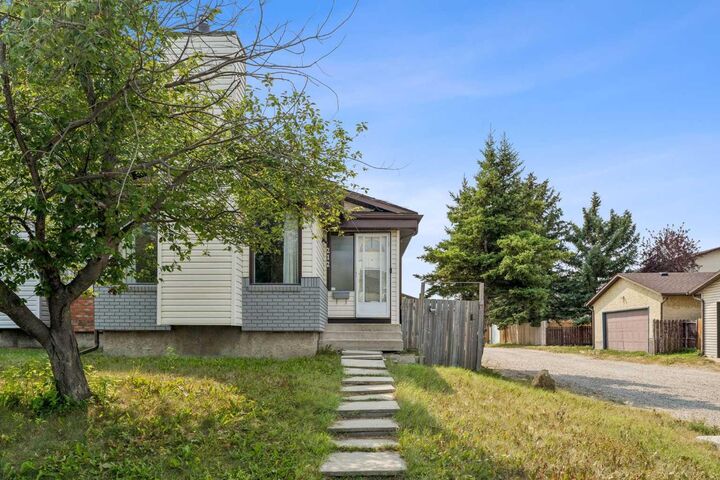Property Photo:  212 Whitman Place NE  AB T1Y 4H9 
