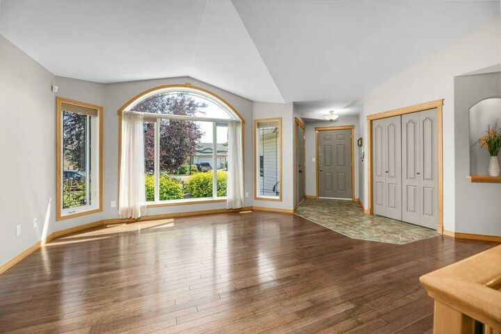 Property Photo: 34 Duffield Avenue AB T4R 2Y1