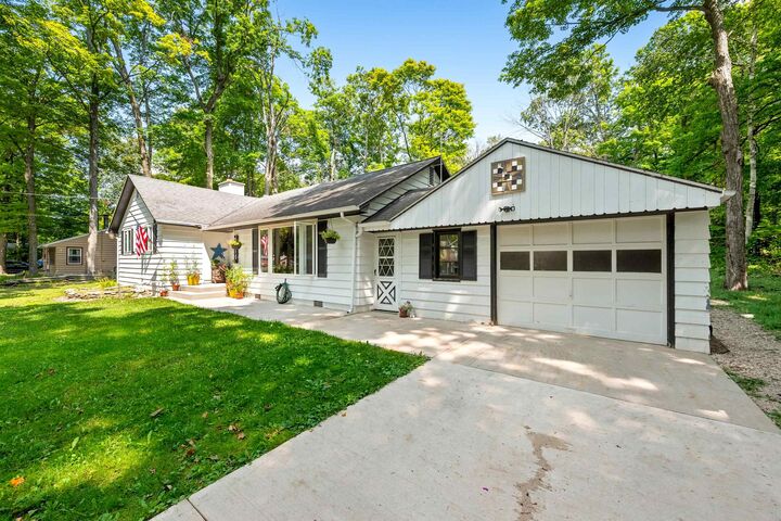 Property Photo: 10844 N Spring Road WI 54234