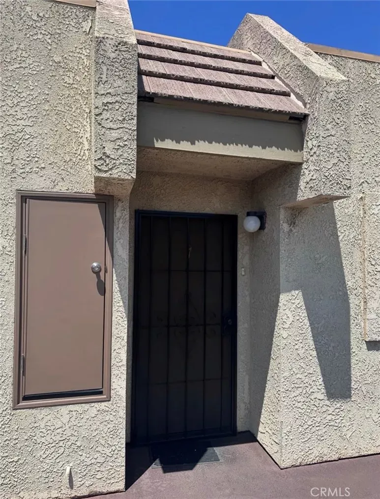 Property Photo: 460 Salem 17 CA 91203