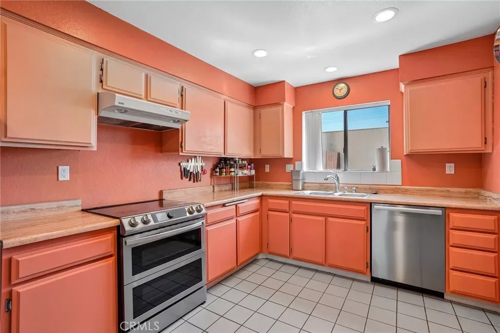 Property Photo:  460 Salem 17  CA 91203 