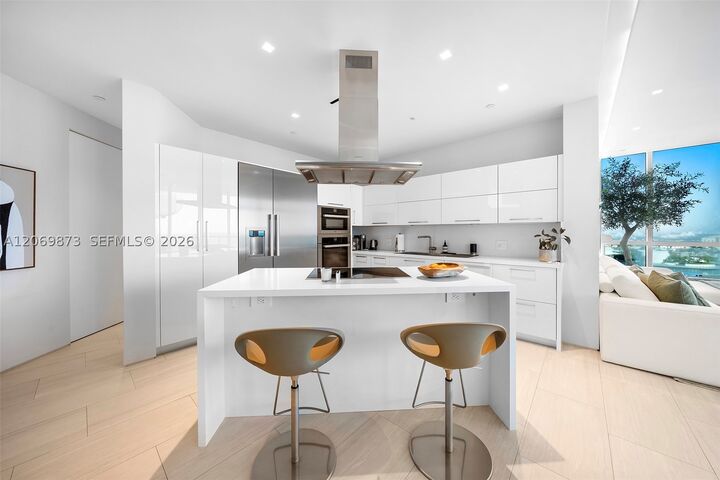 Property Photo:  100 S Pointe Dr 1409  FL 33139 