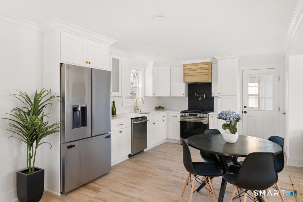 Property Photo:  181 Eastern Parkway  CT 06460 