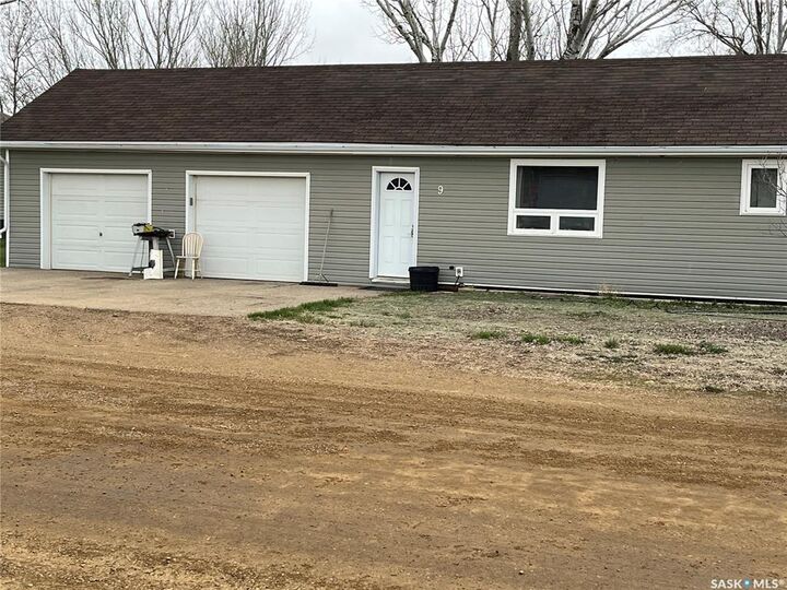 Property Photo:  9 2nd Street E  SK S0H 4K0 