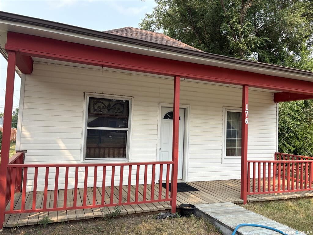 Property Photo:  176 Coteau Street W  SK S6H 5C5 