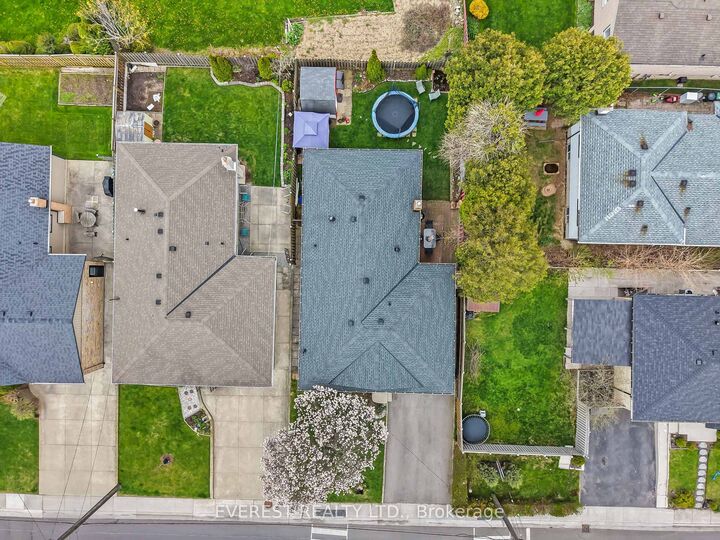 Property Photo:  27 Lavina Crescent  ON L9C 5S7 