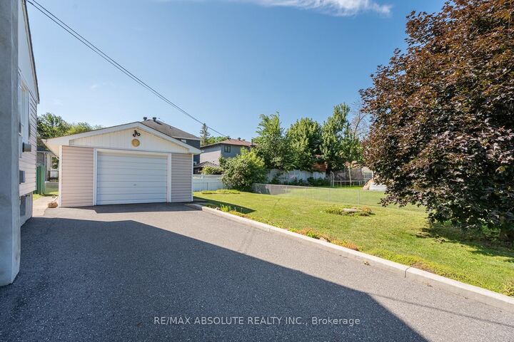 Property Photo: 1880 Kingsdale Avenue ON K1T 1J1