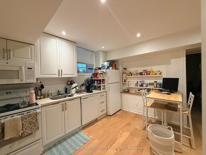 Property Photo:  125 Walmer Road Lower  ON M5R 2X8 