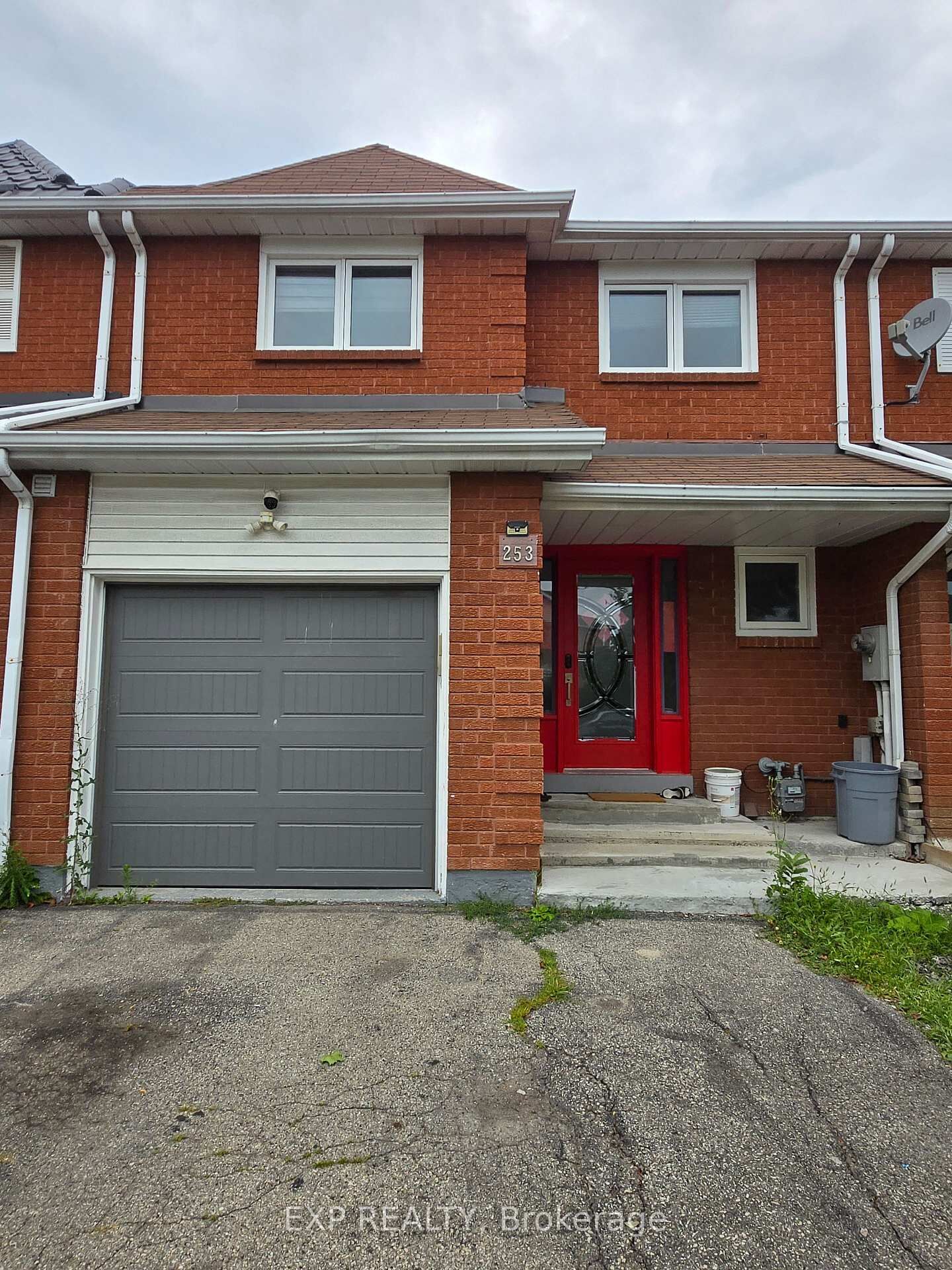 Property Photo: 253 Hollymount Drive ON L5R 3P8