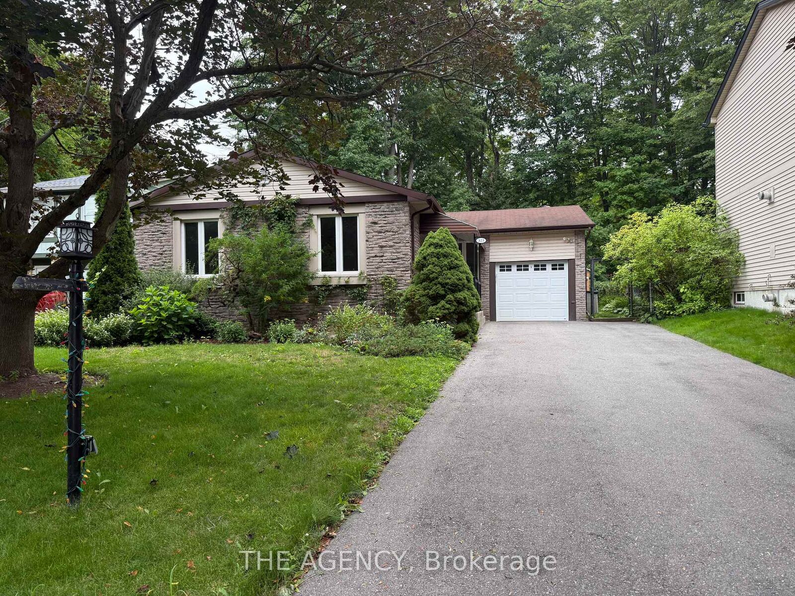 Property Photo:  323 Waratah Avenue  ON L3Y 5J3 