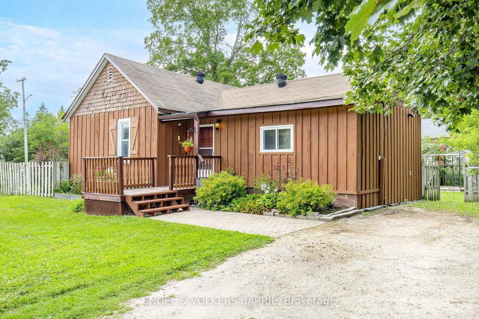 Property Photo:  99 King Street  ON L0M 1B0 