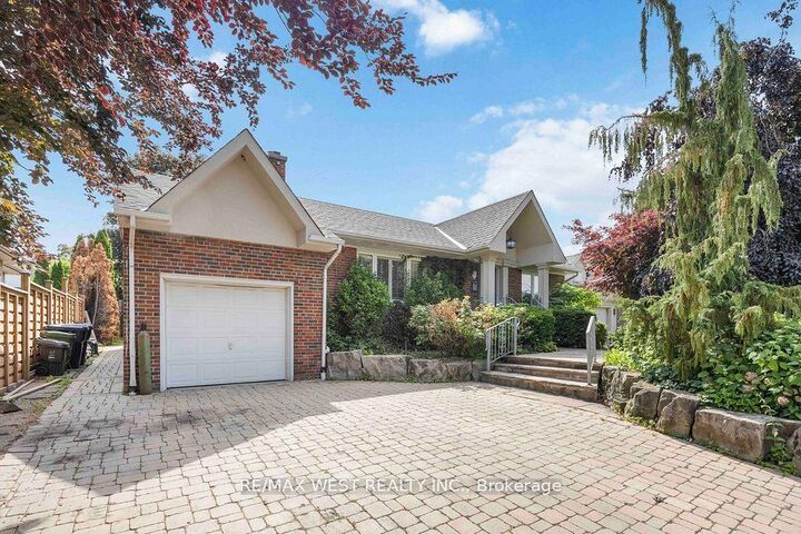 Photo de la propriété:  11 Duval Drive  ON M6L 2J9 