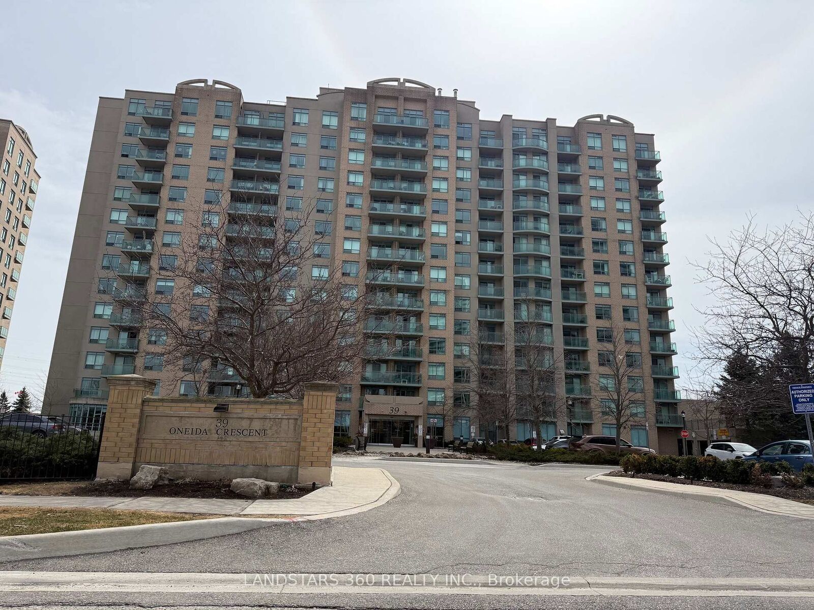 Property Photo: 39 Oneida Crescent 906 ON L4B 4T9