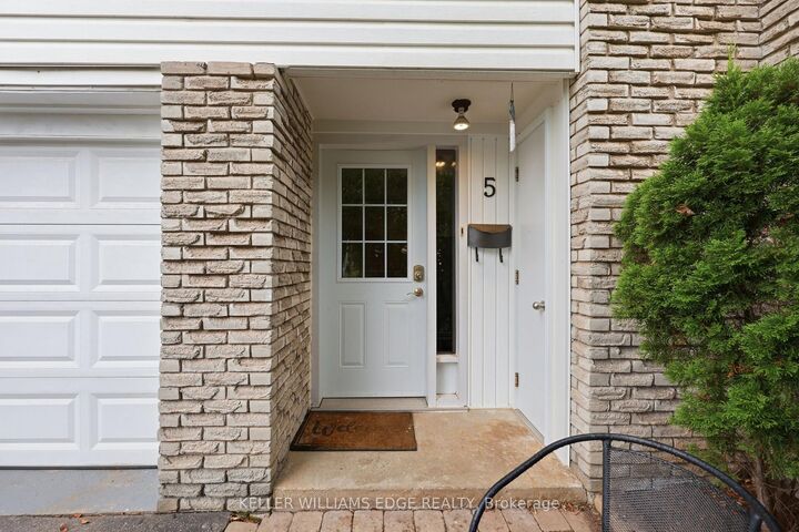 Property Photo: 1270 Gainsborough Drive 5 ON L6H 2L2