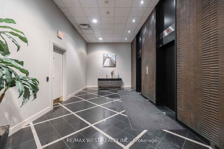 Property Photo:  2737 Keele Street 817  ON M3M 2E9 