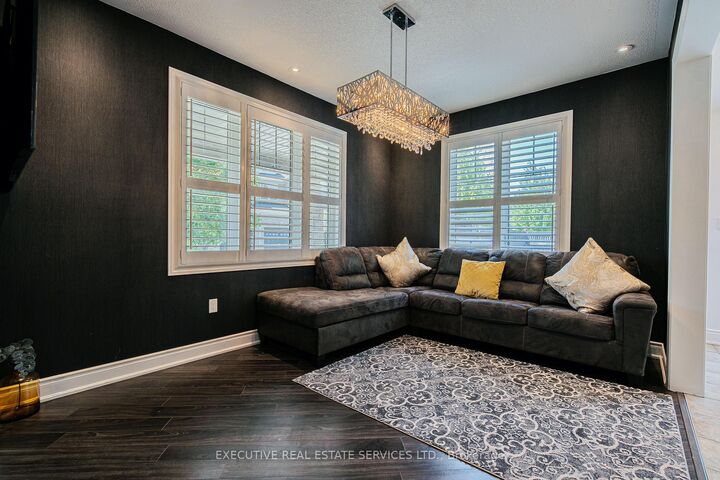 2 Nectarlane Avenue — photo 1