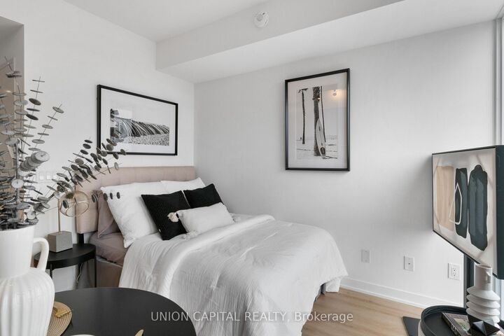 Property Photo: 319 Jarvis Street 1612 ON M5B 0C8