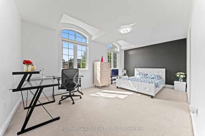 31 Fontainebleu Road — photo 1