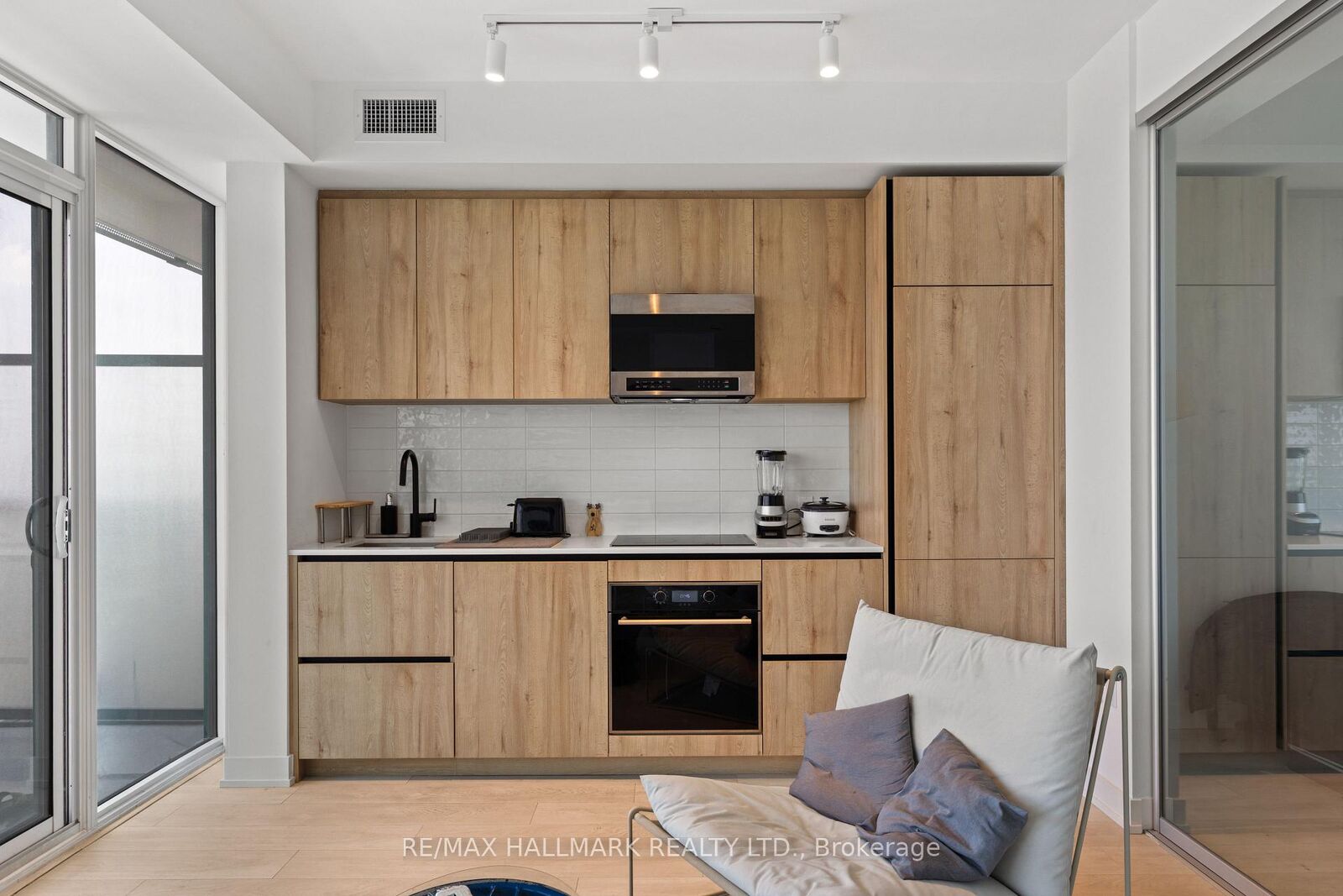 Property Photo: 127 Broadway Avenue 1611 ON M4P 1V4