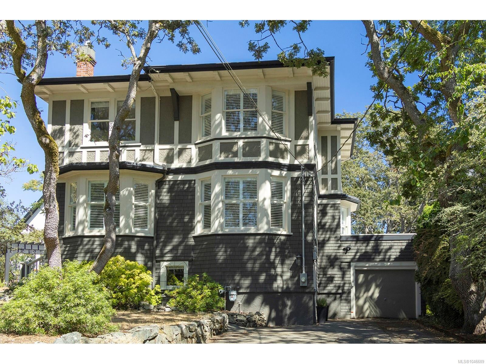 Property Photo: 1391 Victoria Ave BC V8S 4P4