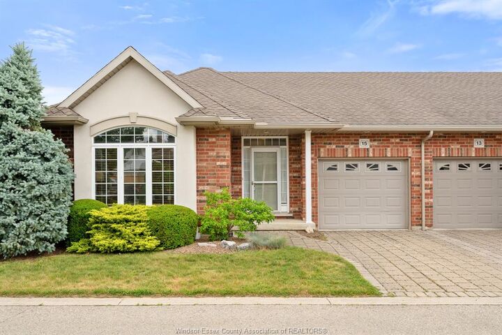 15 Oakgrove Lane — photo 1