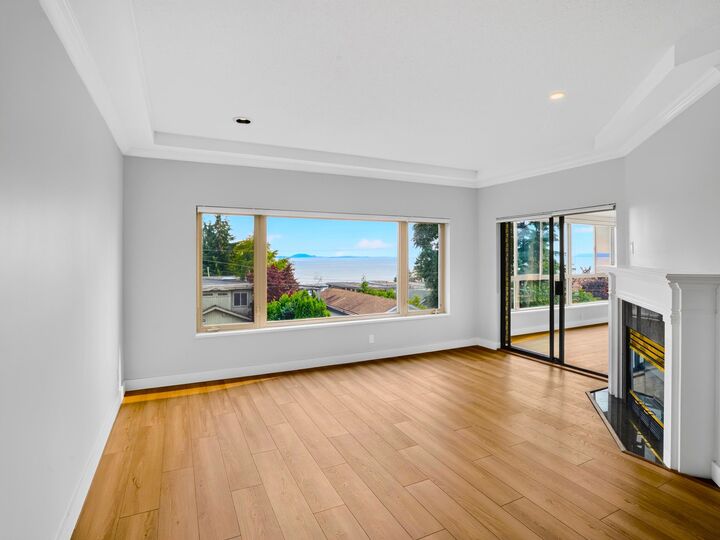 Property Photo: 15176 Buena Vista Avenue 204 BC V4B 1Y3