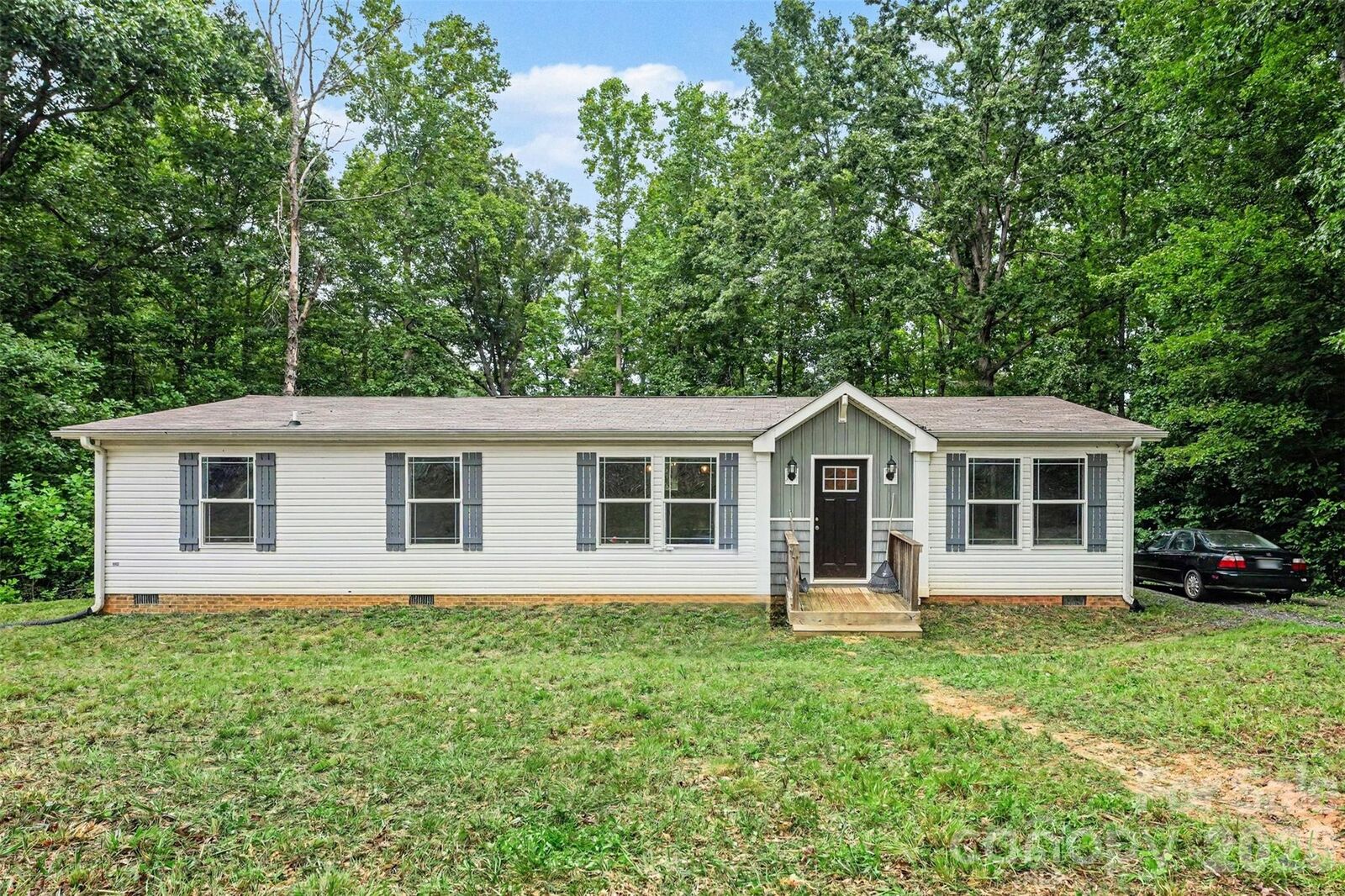 Property Photo: 2998 Wilderness Trace NC 28610