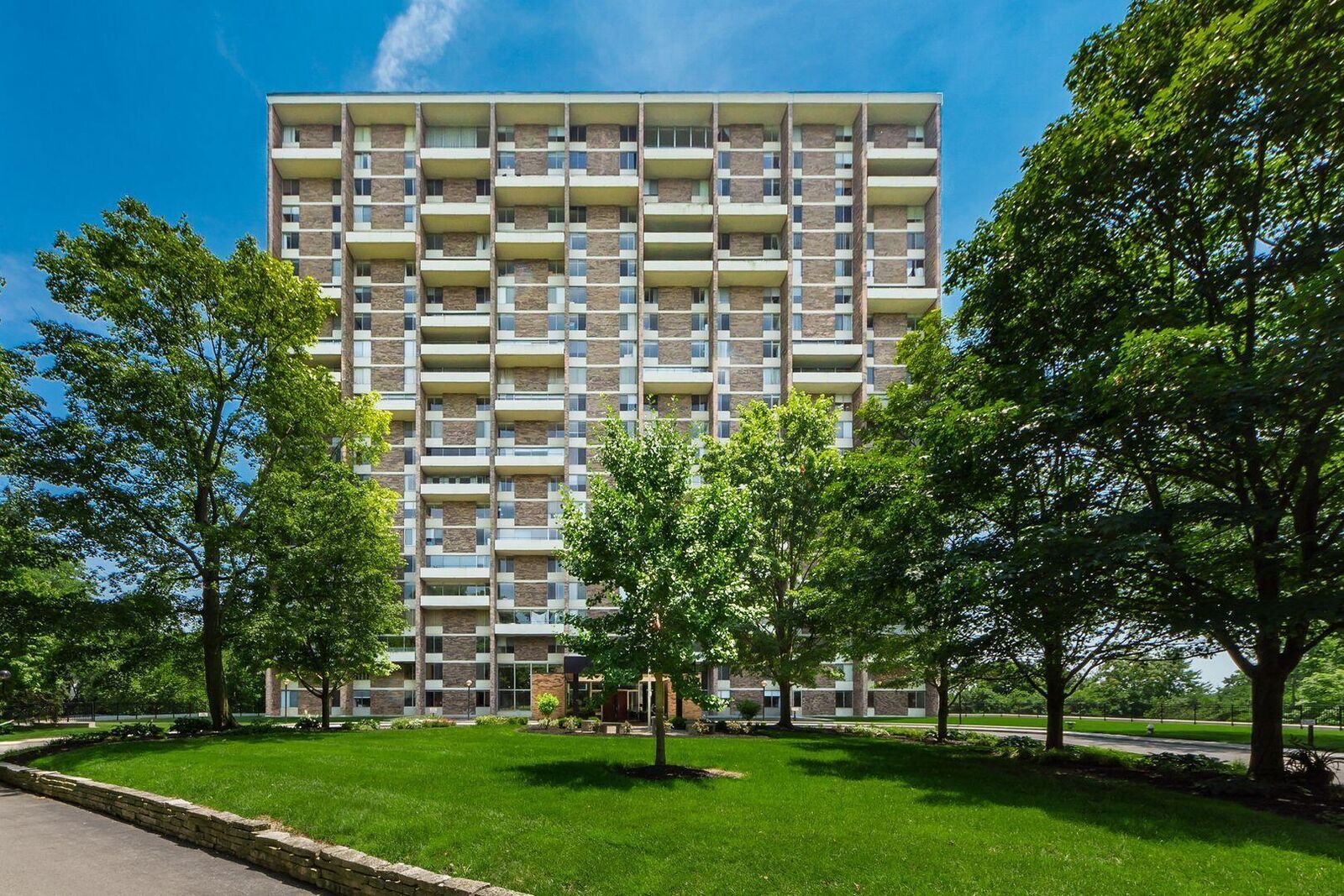 Property Photo:  1000 Urlin Avenue  OH 43212 
