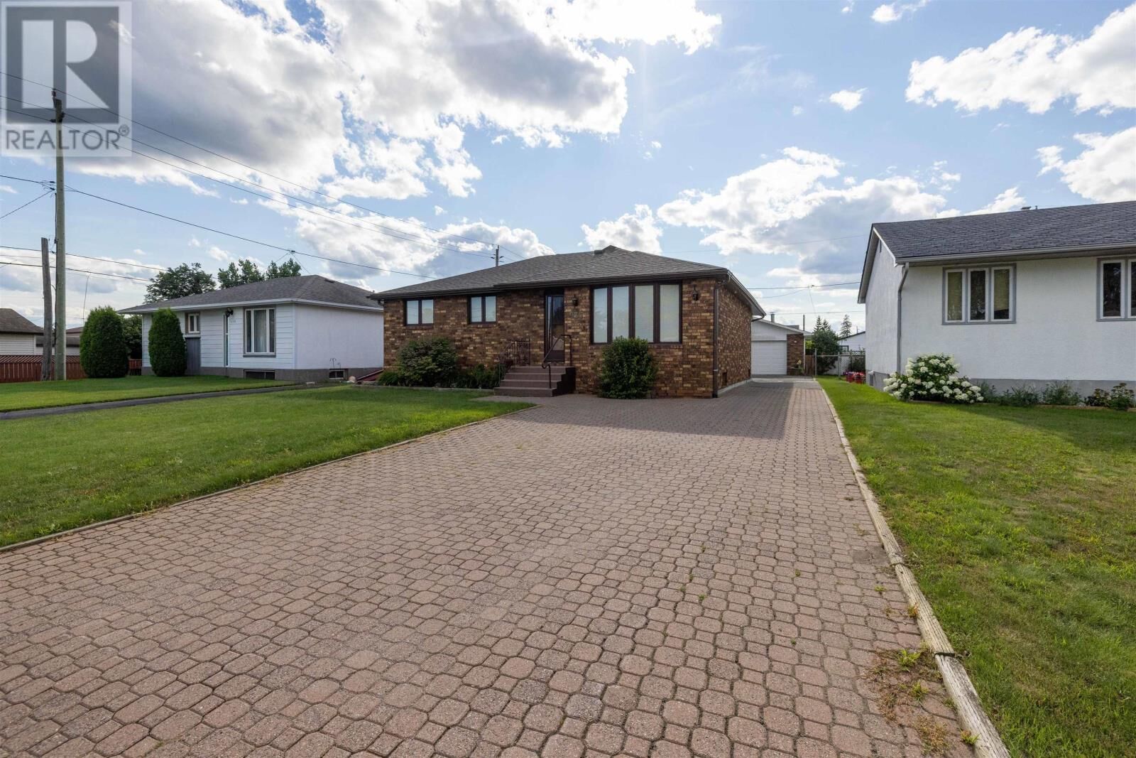 Property Photo: 935 Crawford Pl ON P7E 3C8
