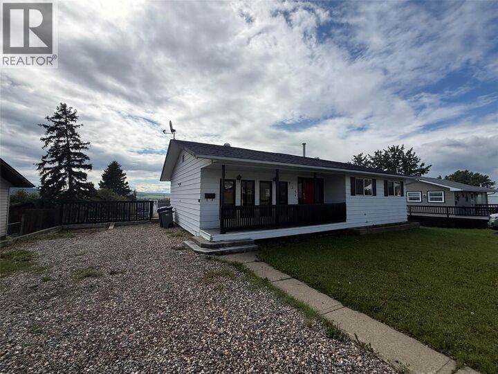 925 Cornwall Crescent — photo 1