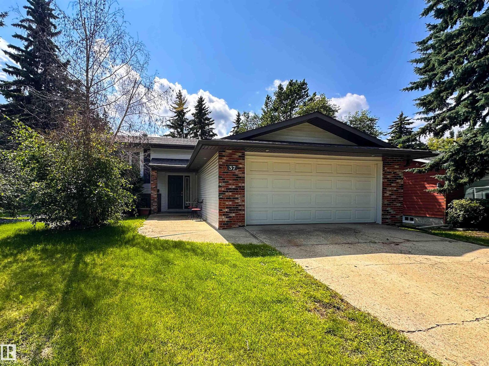 Property Photo:  37 Ash Crescent  AB T8N 3J6 