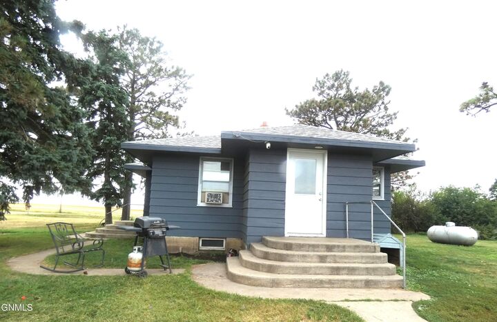 Property Photo:  6622 11th Avenue SE  ND 58544 