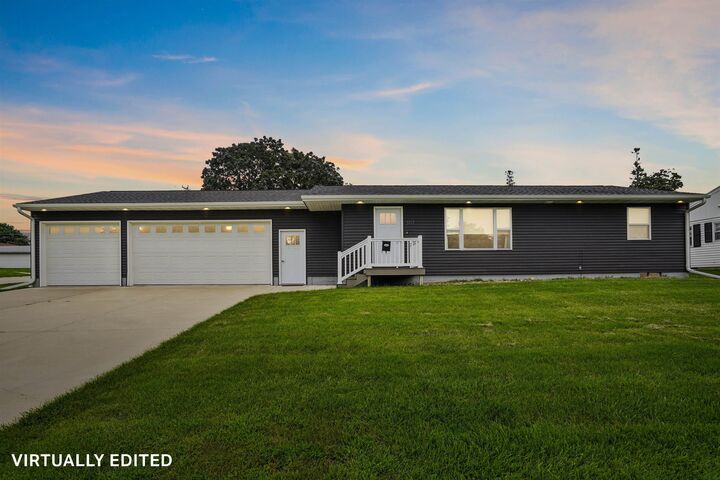 Property Photo:  307 7th Ave SE  IA 50662 