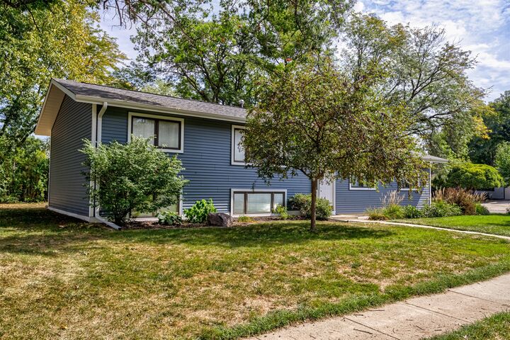 Property Photo:  3220 Diamond Street  IA 50010 