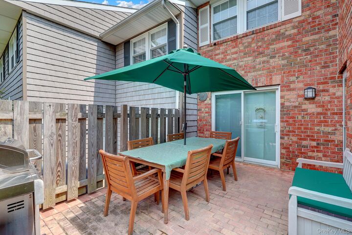 Property Photo:  11 Clubhouse Court  NY 11797 
