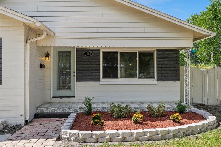 Property Photo: 1652 Berkshire Avenue FL 32789