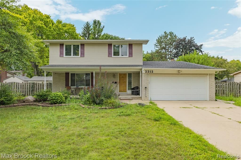Property Photo:  2312 Hillcrescent Drive  MI 48085 3646 
