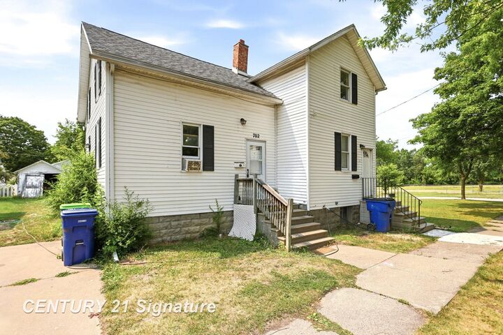 Property Photo:  702 S Warner Street  MI 48706 