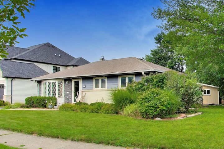 Property Photo: 466 N Ridgeland Avenue IL 60126