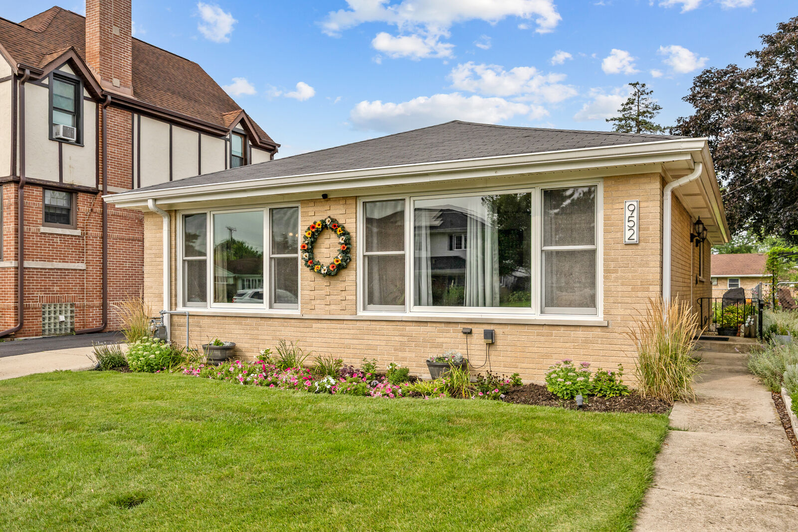 Property Photo:  952 W Grant Drive  IL 60016 