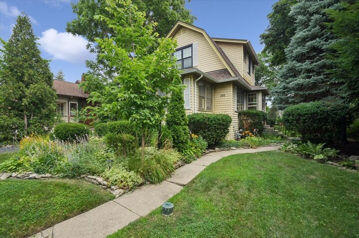 Property Photo:  285 N Larch Avenue  IL 60126 