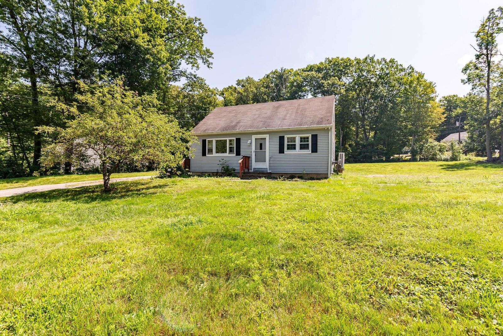 Property Photo: 10 Hunter Drive NH 03077