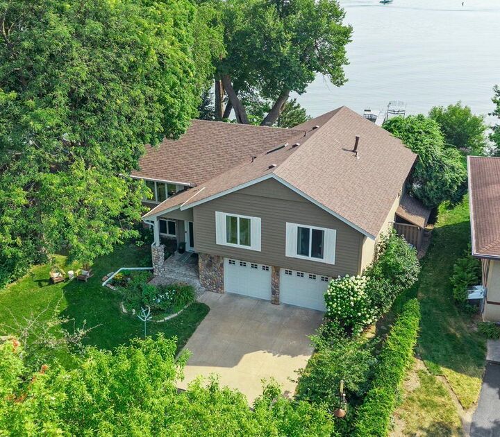 Property Photo:  162 Peninsula Road  MN 55441 