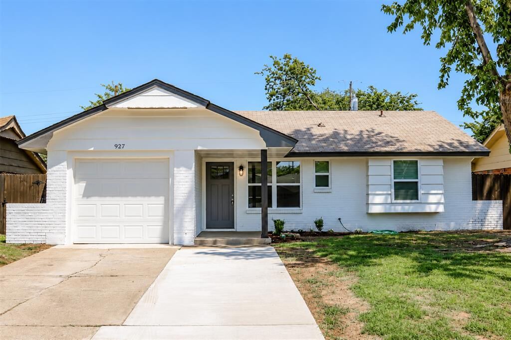 Property Photo:  927 SW 2nd Street  OK 73160 