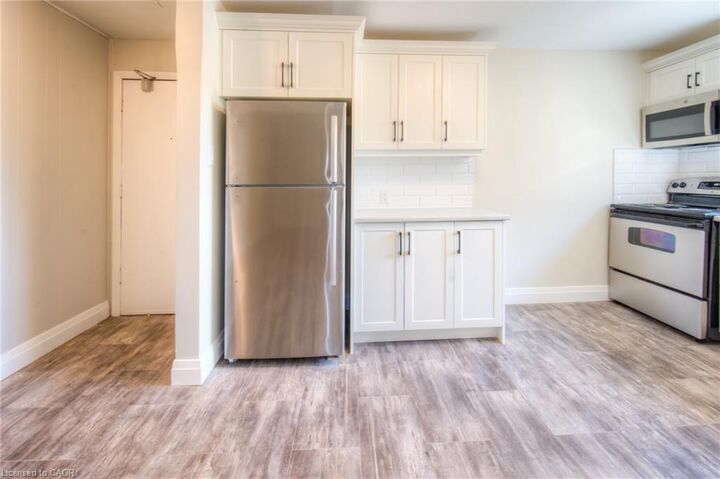 Property Photo:  158 Erb Street E 32  ON N2J 1M4 