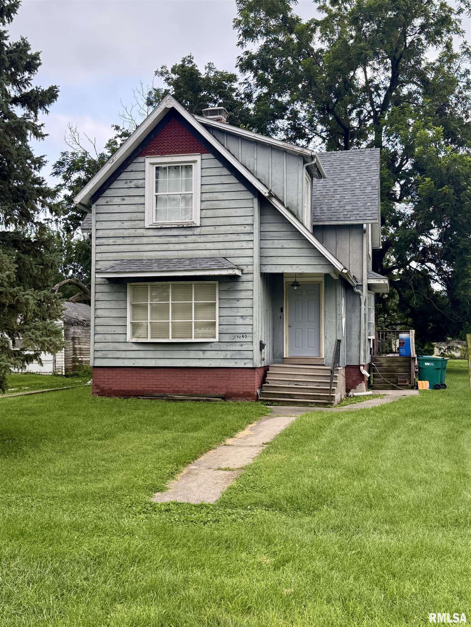 Property Photo: 1040 E Berrien Street IL 61401