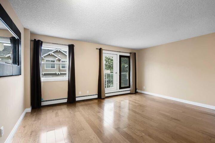 Property Photo: 2010 35 Avenue SW 206 AB T2T 2E1